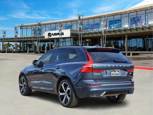 2022 Volvo XC60 B5 R-Design