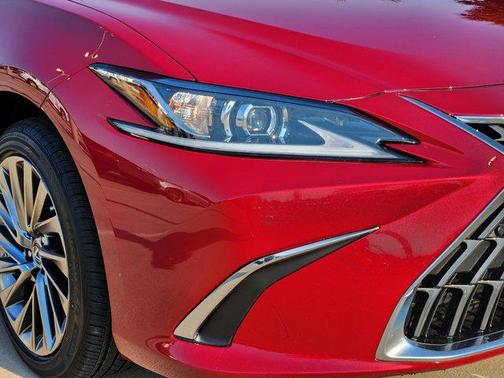 2025 Lexus ES 300h Luxury