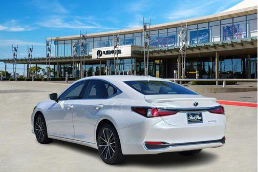 2025 Lexus ES 300h Premium
