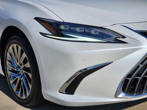2025 Lexus ES 300h Ultra Luxury