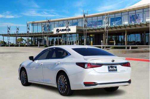 2025 Lexus ES 300h Ultra Luxury