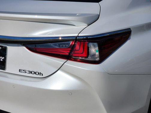 2025 Lexus ES 300h Ultra Luxury