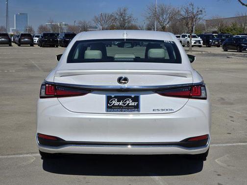 2025 Lexus ES 300h Base