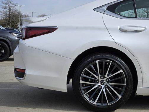 2025 Lexus ES 300h Base