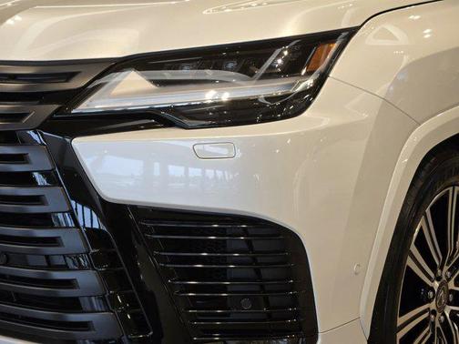 2025 Lexus LX 700h Luxury