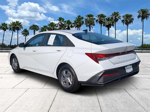 2024 Hyundai ELANTRA SE