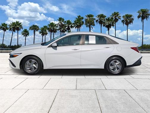 2024 Hyundai ELANTRA SE