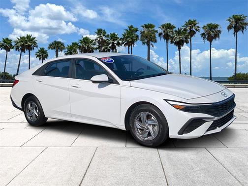 2024 Hyundai ELANTRA SE