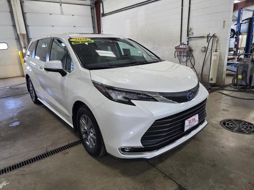 2021 Toyota Sienna XLE 8 Passenger