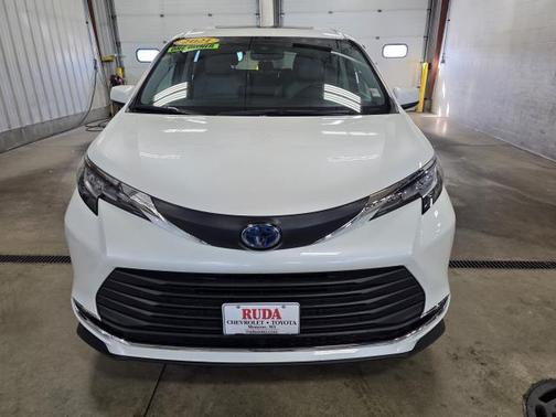 2021 Toyota Sienna XLE 8 Passenger