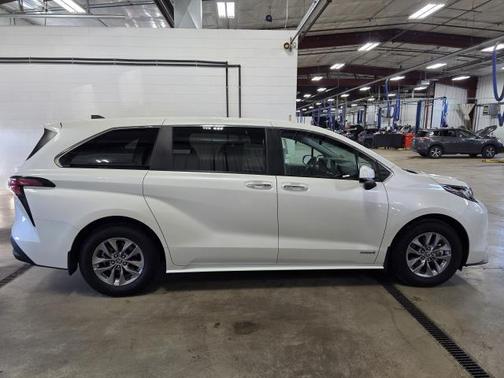 2021 Toyota Sienna XLE 8 Passenger