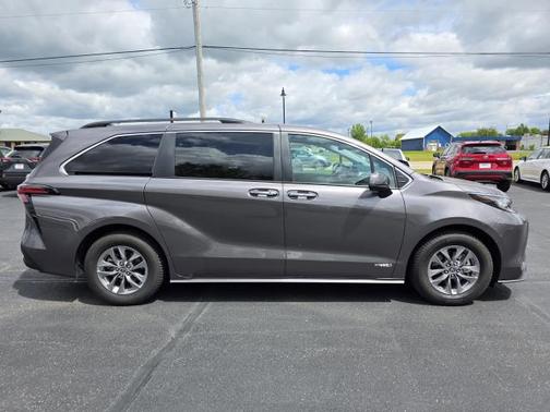 2021 Toyota Sienna XLE