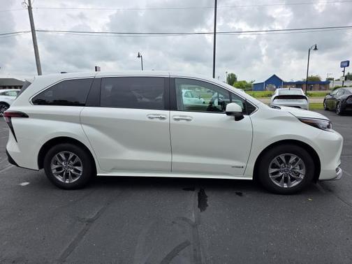 2021 Toyota Sienna XLE 7 Passenger