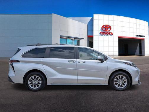 Celestial Silver Metallic 2025 Toyota Sienna LE