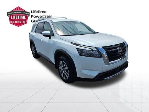 Pearl 2025 Nissan Pathfinder SL