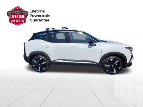 2t Wht Blk Roof 2026 Nissan Kicks SR