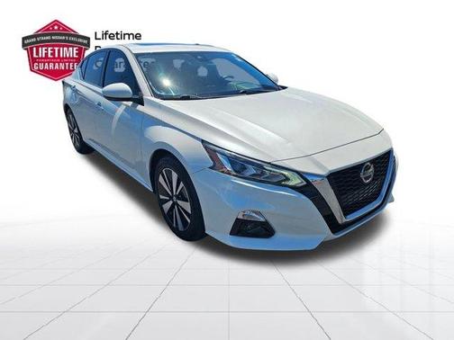 White 2019 Nissan Altima 2.5 SV