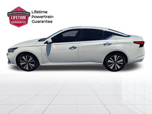 White 2019 Nissan Altima 2.5 SV