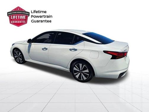 White 2019 Nissan Altima 2.5 SV