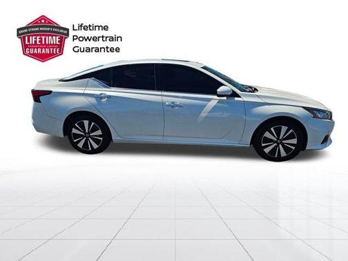 White 2019 Nissan Altima 2.5 SV