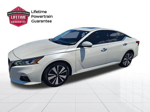 White 2019 Nissan Altima 2.5 SV