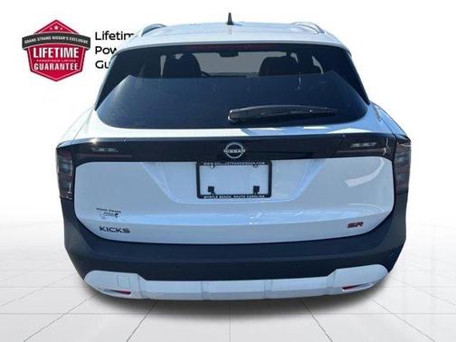 Aspen White Tri 2026 Nissan Kicks SR