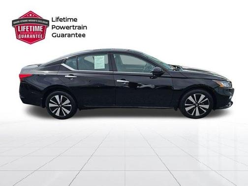 Super Black Clearcoat 2022 Nissan Altima 2.5 SL