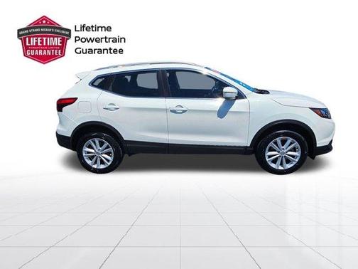 Glacier White 2017 Nissan Rogue Sport SV