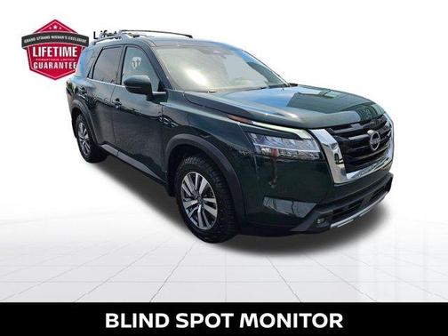 2022 Nissan Pathfinder SL