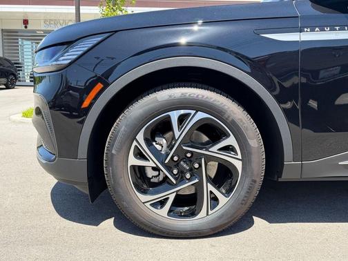 Infinite Black Metallic Clearcoat 2026 Lincoln Nautilus Premiere