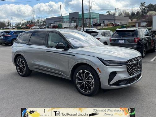 Silver Radiance Metallic Clearcoat 2026 Lincoln Nautilus Reserve