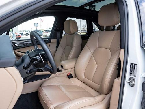 Carrara White Metallic 2023 Porsche Macan