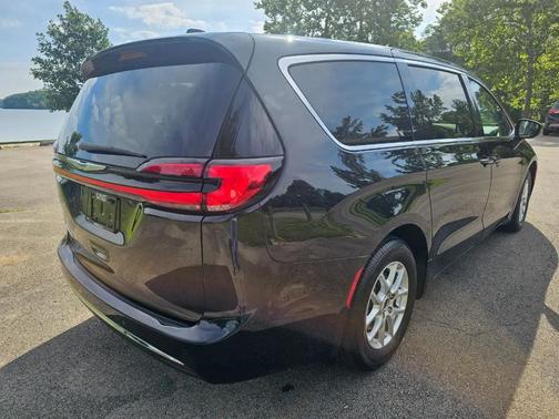 Brilliant Black Crystal Pearl 2023 Chrysler Pacifica Touring L