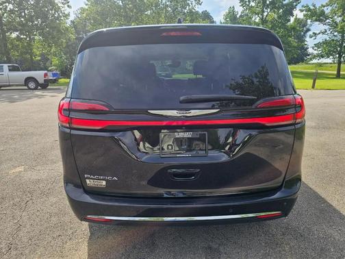 Brilliant Black Crystal Pearl 2023 Chrysler Pacifica Touring L