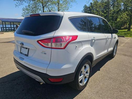 Oxford White 2016 Ford Escape SE