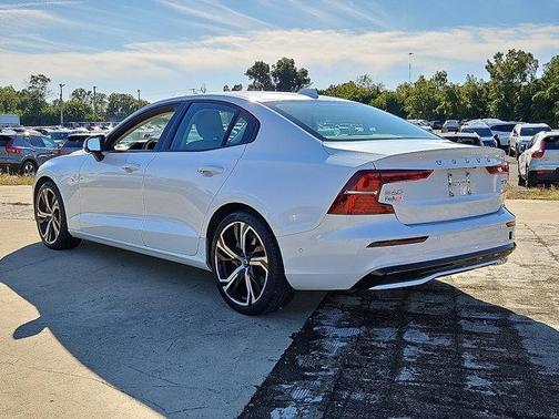 2023 Volvo S60 B5 Plus Dark Theme