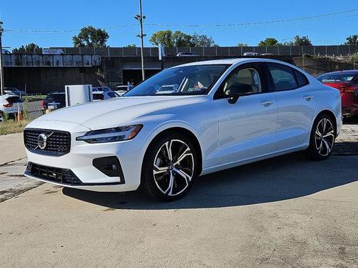 2023 Volvo S60 B5 Plus Dark Theme