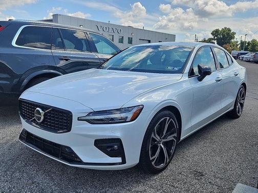 2023 Volvo S60 B5 Plus Dark Theme