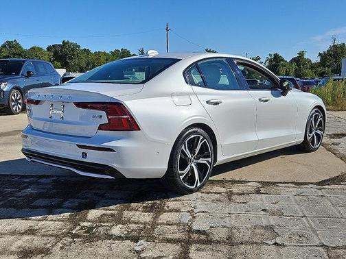 2023 Volvo S60 B5 Plus Dark Theme