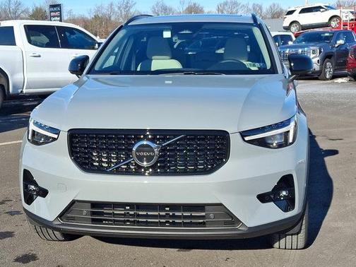 2025 Volvo XC40 B5 Plus Dark Theme