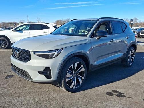 2025 Volvo XC40 B5 Plus Dark Theme
