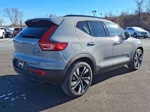 2025 Volvo XC40 B5 Plus Dark Theme
