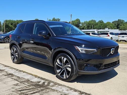 2023 Volvo XC40 B5 AWD Plus Dark