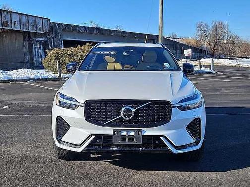 2024 Volvo XC60 B5 Ultimate Dark