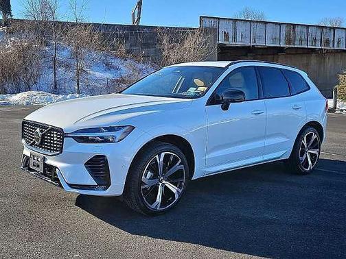 2024 Volvo XC60 B5 Ultimate Dark