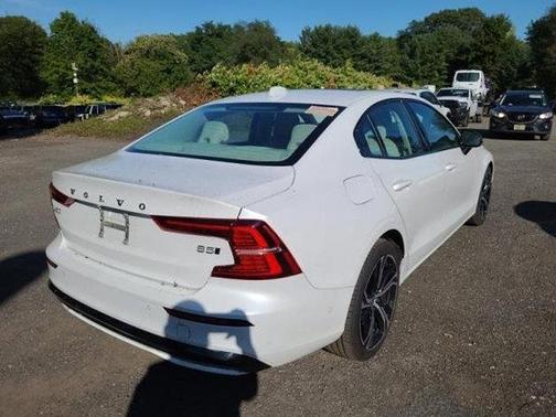 2024 Volvo S60 B5 Plus Dark Theme