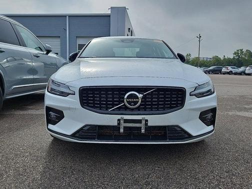 2024 Volvo S60 B5 Plus Dark Theme