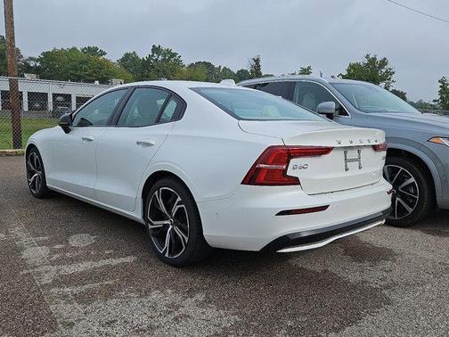 2024 Volvo S60 B5 Plus Dark Theme