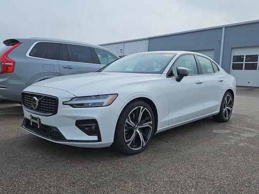 2024 Volvo S60 B5 Plus Dark Theme