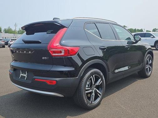 2025 Volvo XC40 B5 Core Bright Theme